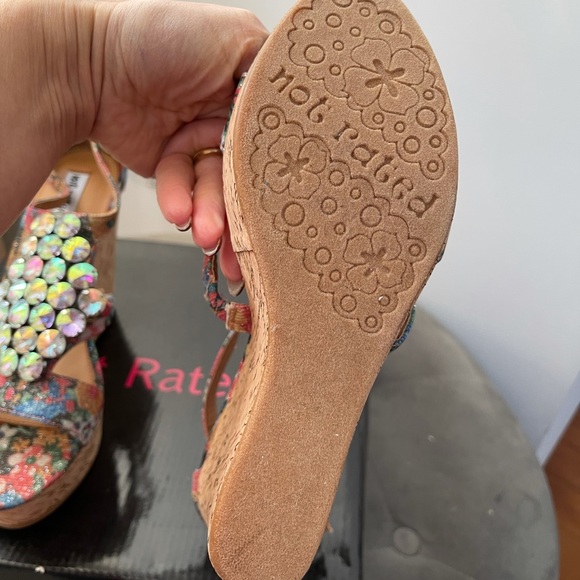 NWOT- Size 9 platform multicolor sandal - Picture 5 of 6